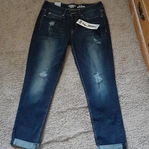 Low-rise boyfriend jeans